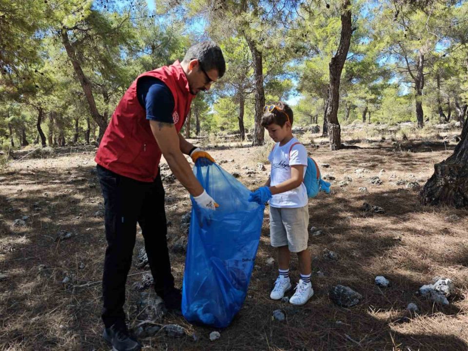 Gönüllüler Kepez Aktoprak ormanlık alanını temizledi