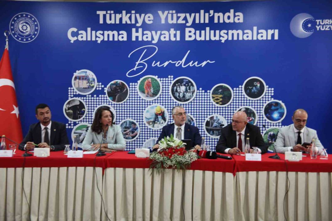 Bakan Işıkhan: "Birileri parti binalarında koltuk kavgası yaparken biz Türkiye’yi adım adım dolaşıyoruz"