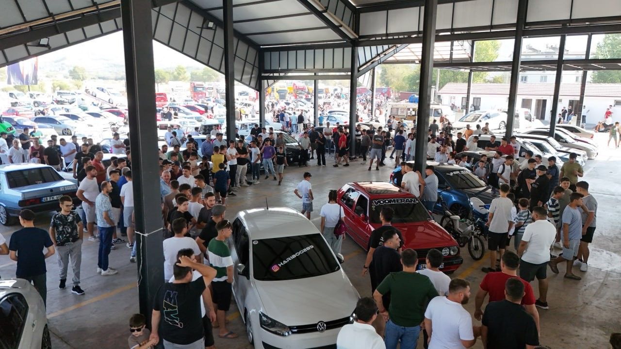 Otomobil ve modifiye tutkunları Seydikemer’de buluştu