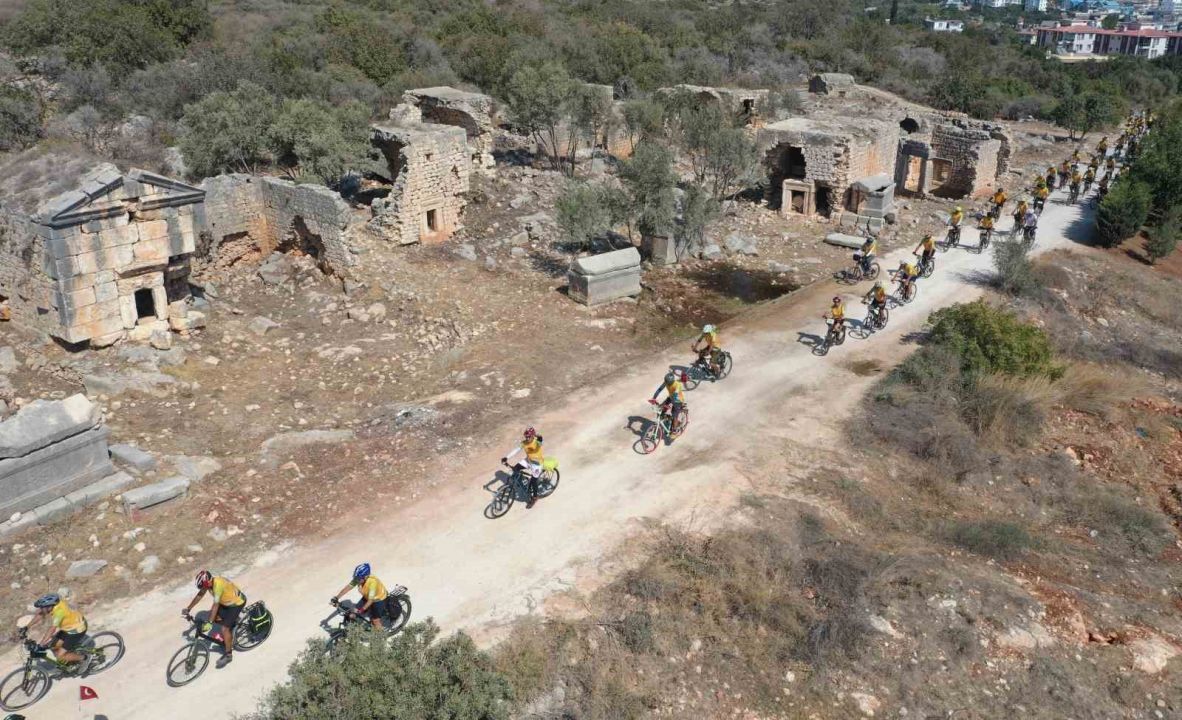 Tarih ve doğanın içinde pedal çevirdiler