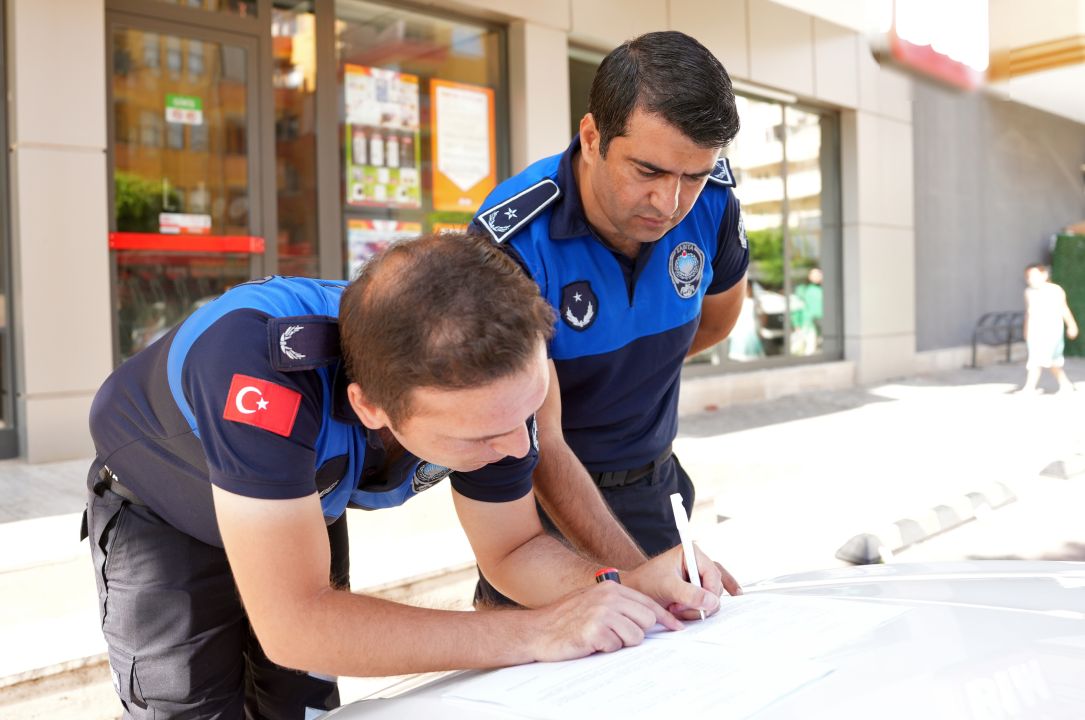 Tarihi geçmiş ürün satan 2 zincir market mühürlendi