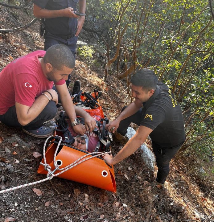 Kayalıklardan düşerek yaralanan şahıs 4 saatlik operasyonla kurtarıldı