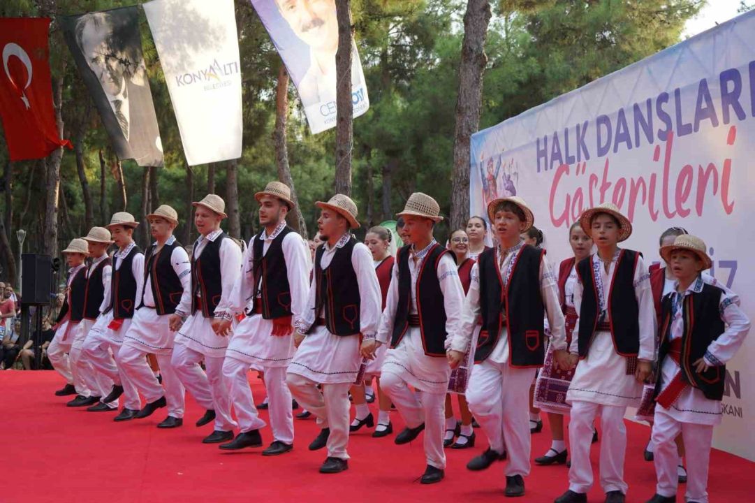 Halk danslarının kalbi Konyaaltı’nda attı