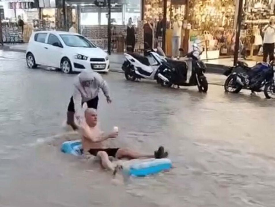 Fethiye’de sağanak yabancı bir turistin eğlencesi oldu