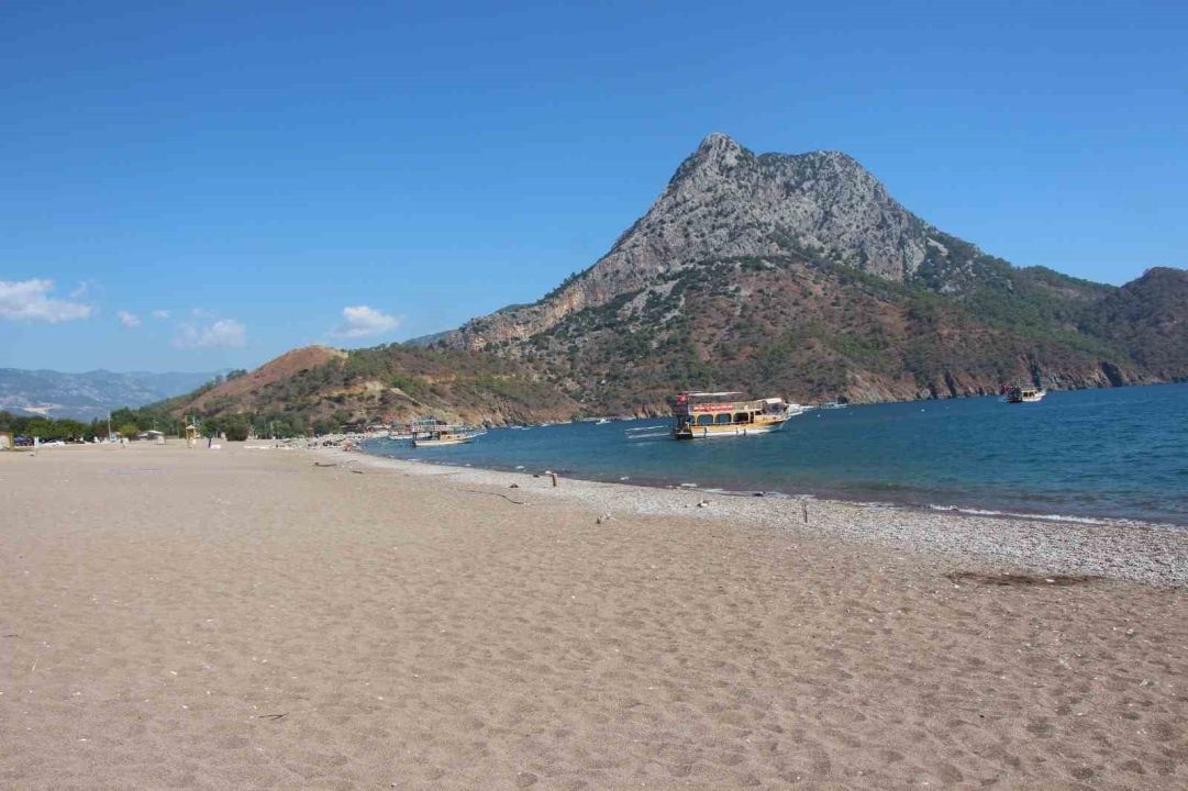 Adrasan’da yaz tatilinin ardından boş kalan plajı temizlediler