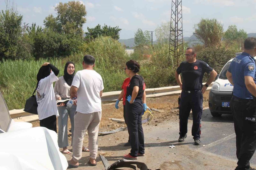 Otomobil yol kenarında bariyerlere çarptı: 2 yaralı