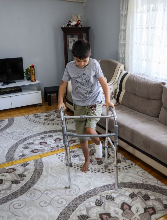 Doğum günü hediyesi kuşun peşinden 6'ncı kattan düşen Burak, tekrar ayağa kalkmak istiyor