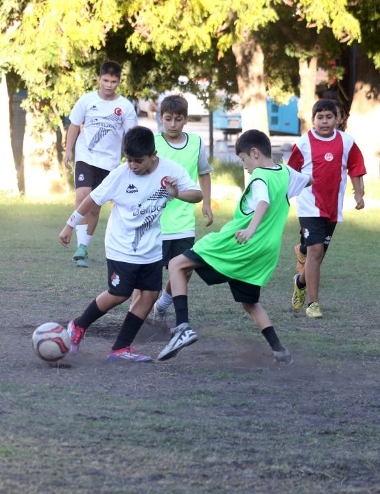 Antalya- Muhtar, mahallesine futbol sahası kazandırdı