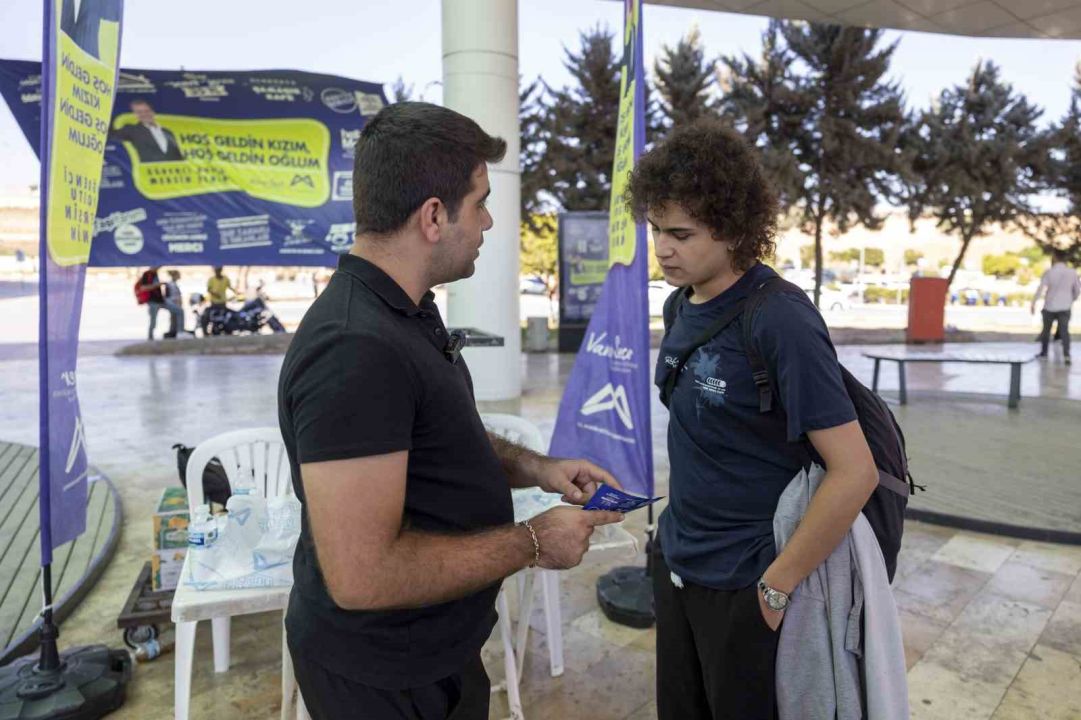 Mersin’de üniversiteli gençler şehrin girişinde karşılanıyor