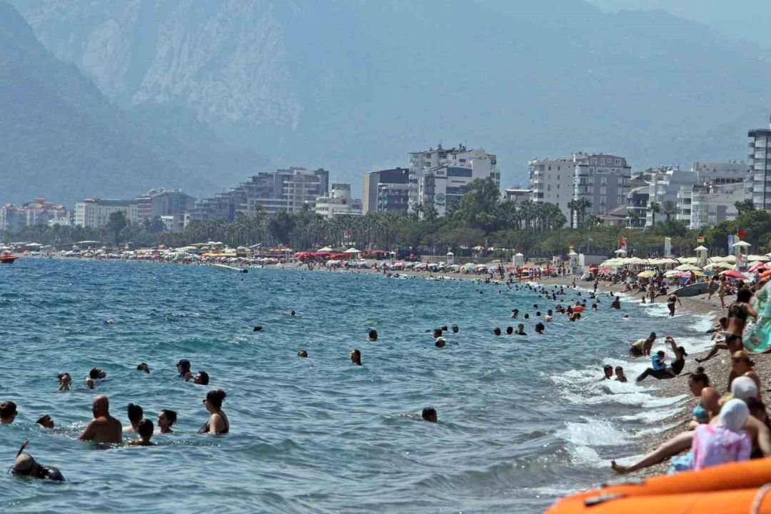 30 Derece Antalya sıcakları sürüyor: Konyaaltı’nda manzara değişti