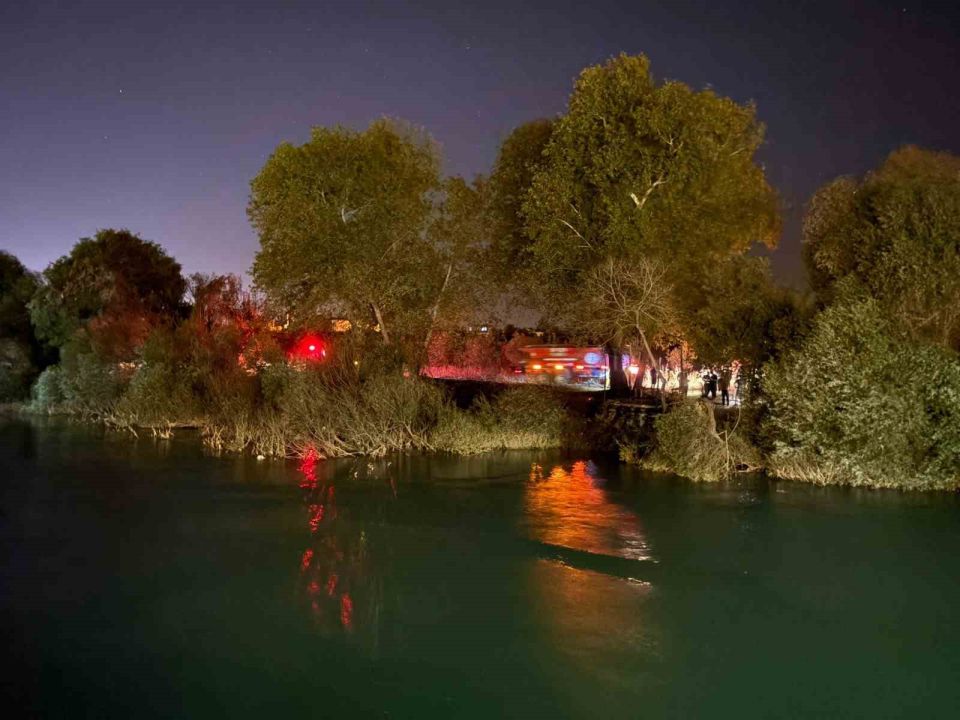 Manavgat’ta ırmak kenarındaki yangın korkuttu