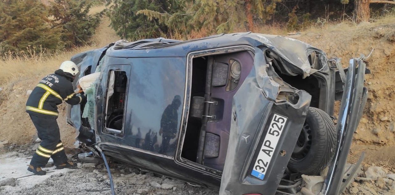 Burdur’da otomobil, otobüs durağına çarptı: 2 yaralı