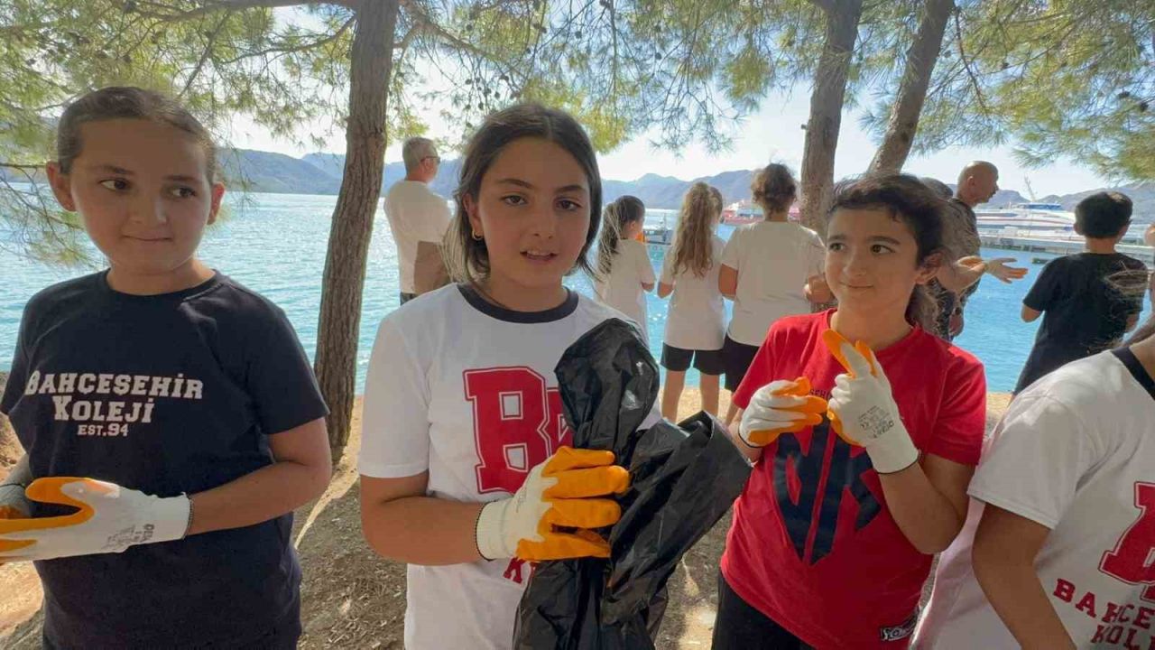 Marmaris’te öğrenciler karadan, polis dalgıçlar denizden temizlik yaptı