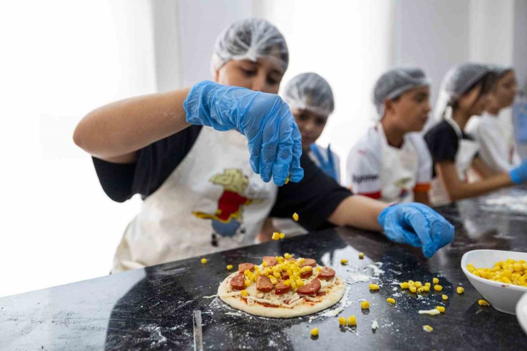 Mersin’de minik şefler yemek yapmayı öğreniyor