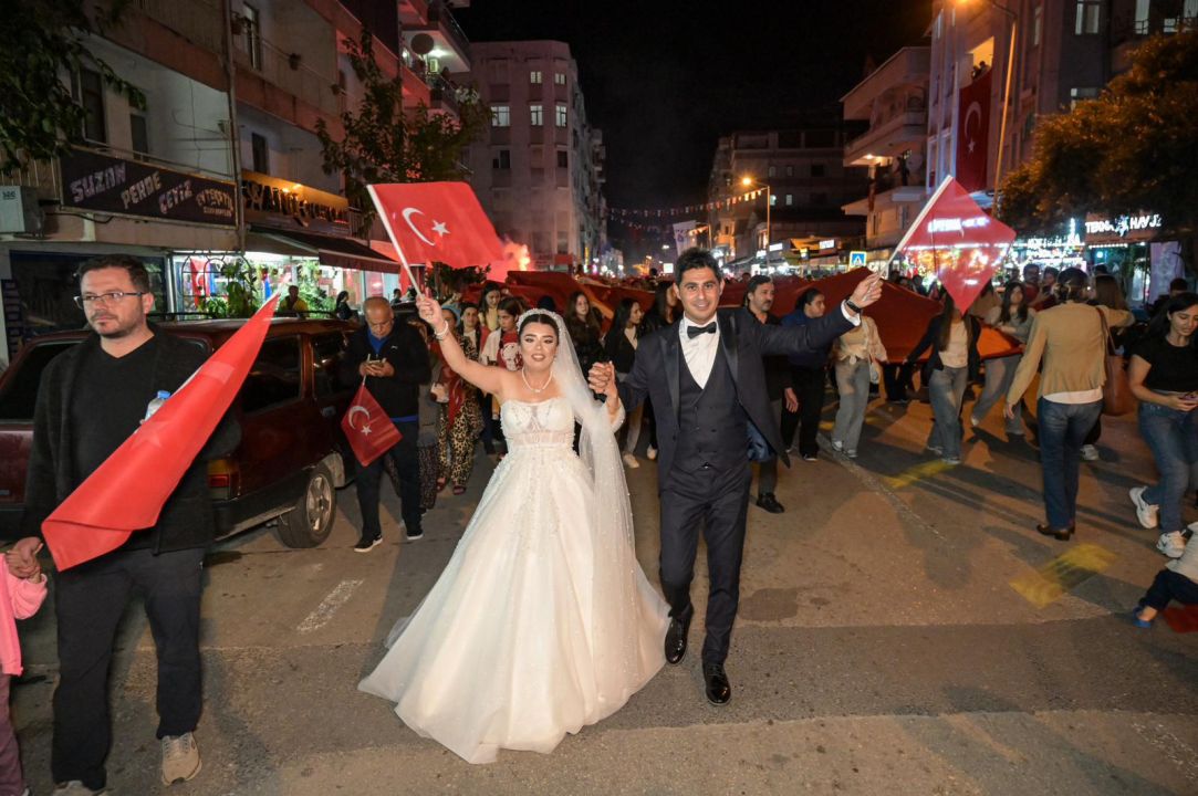 Gelinlik ve damatlıkla Cumhuriyet kutlamasına katıldılar