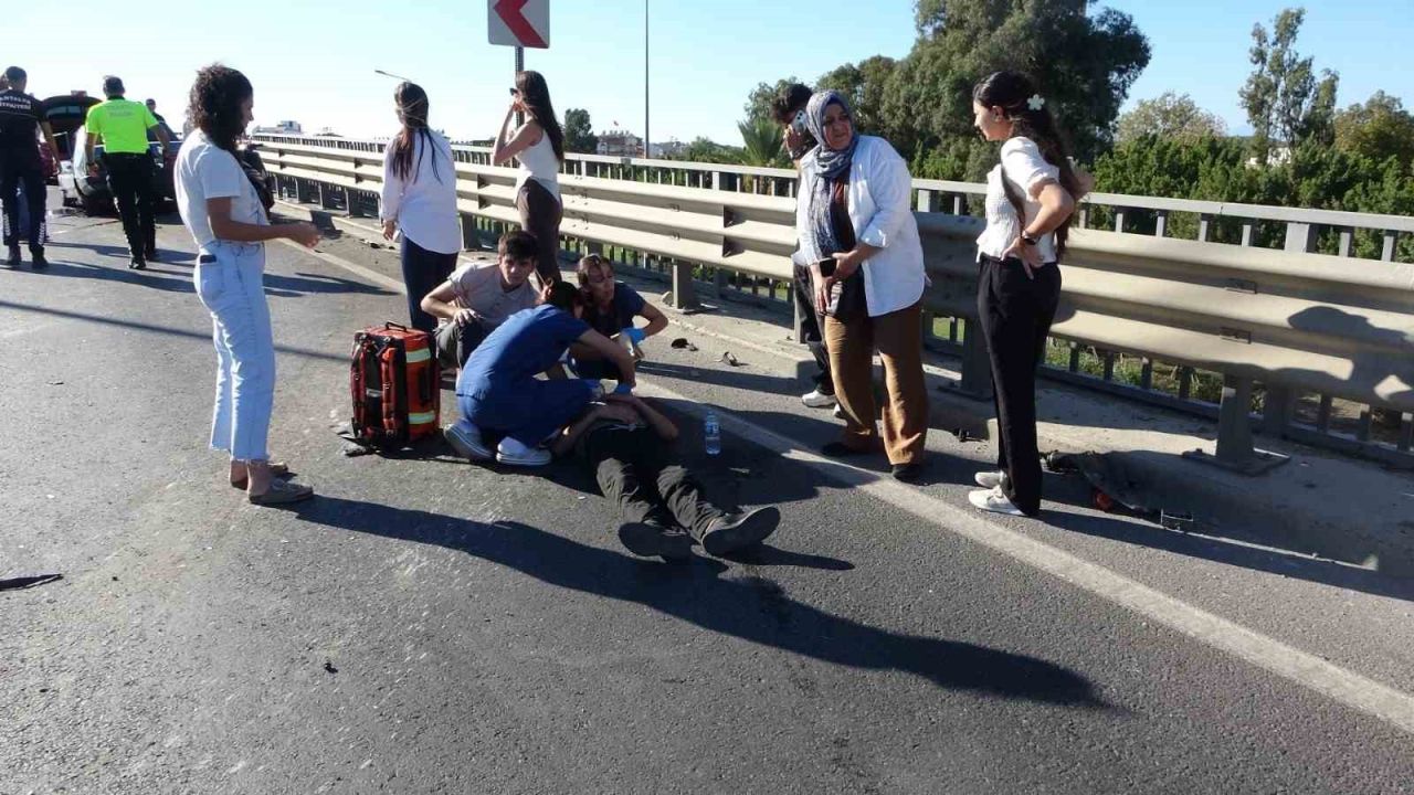 Bariyerlere çarpan Tofaş hurdaya döndü, etrafa saçılan parçaları başka sürücüyü de yaraladı
