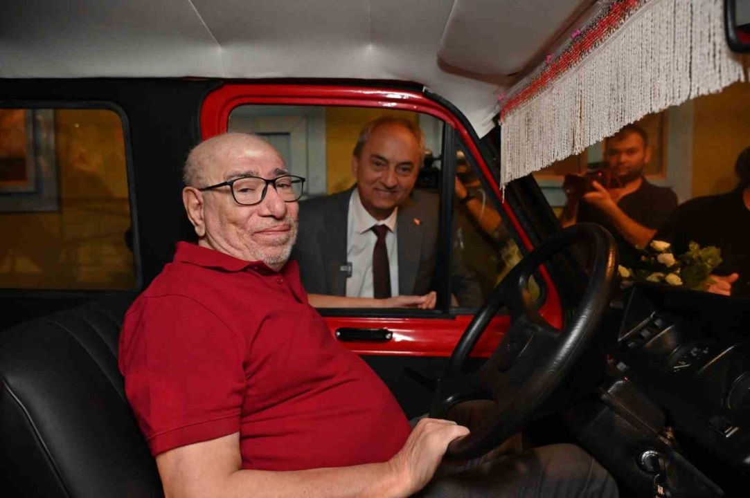 Çiçek Abbas, yıllar sonra minibüsüyle buluştu