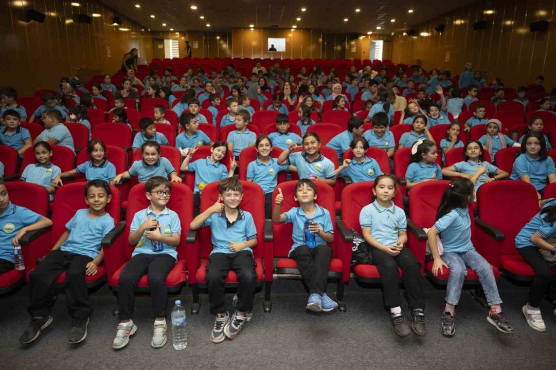 Mersin Şehir Tiyatrosu çocuklar için perdelerini açtı