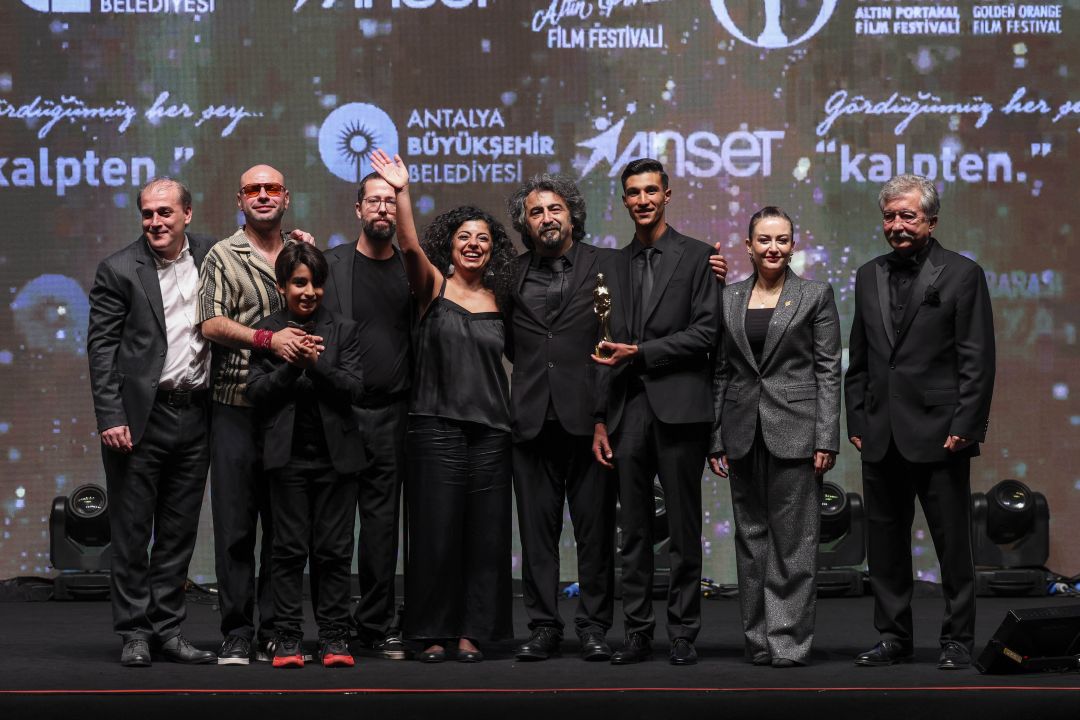 Altın Portakal'a 7 ödülle 'Tavşan İmparatorluğu' damga vurdu