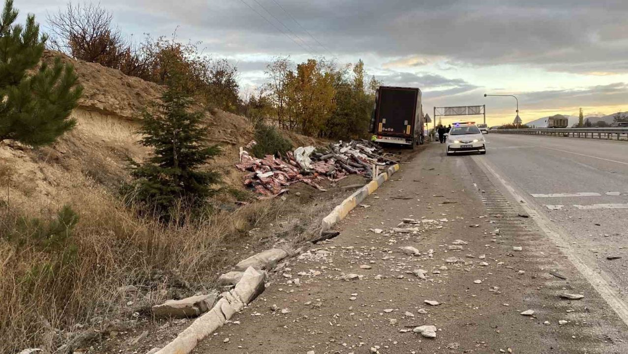 Kavşağa aşırı hızla giren tır otomobile çarptı: 1 ölü