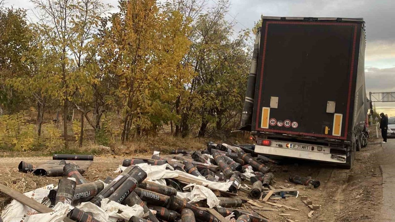 Kavşağa aşırı hızla giren tır otomobile çarptı: 1 ölü