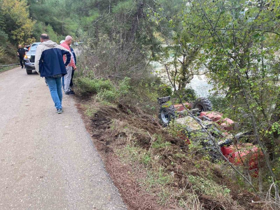 Kontrolden çıkan iş makinası şarampole devrildi: 1 yaralı