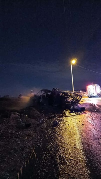Kamyonet yanarak kullanılamaz hale geldi