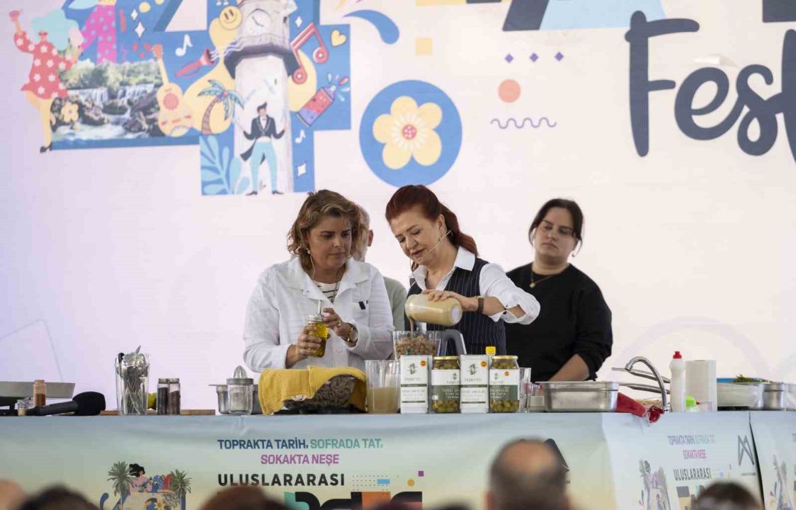 Başkan Seçer, Tarsus’taki festivalde ’Gastronomi Show’a katıldı
