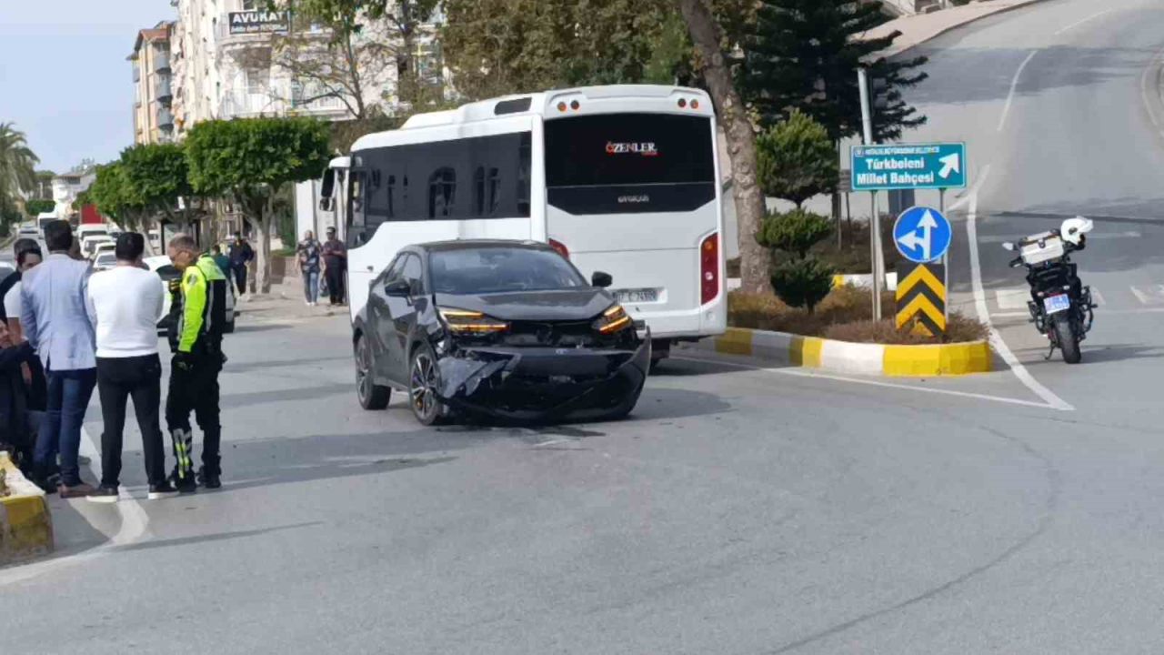 Kırmızı ışık ihlali kaza yaptırdı