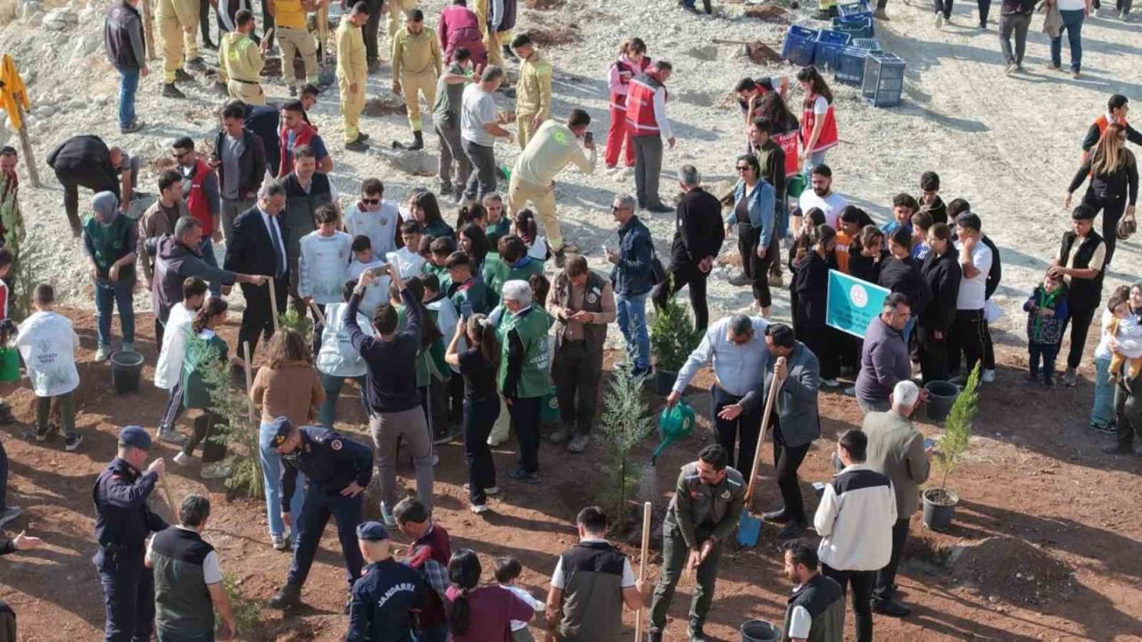 Mersin’de 500 fidan toprakla buluşturuldu