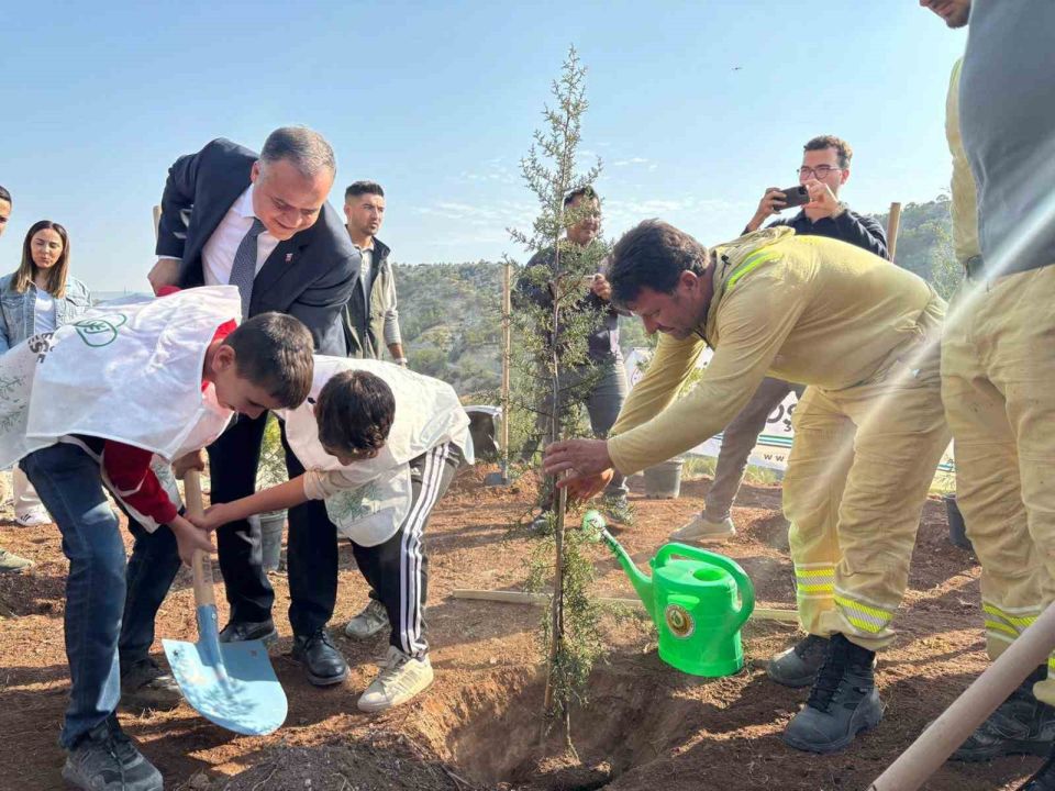 Mersin’de 500 fidan toprakla buluşturuldu