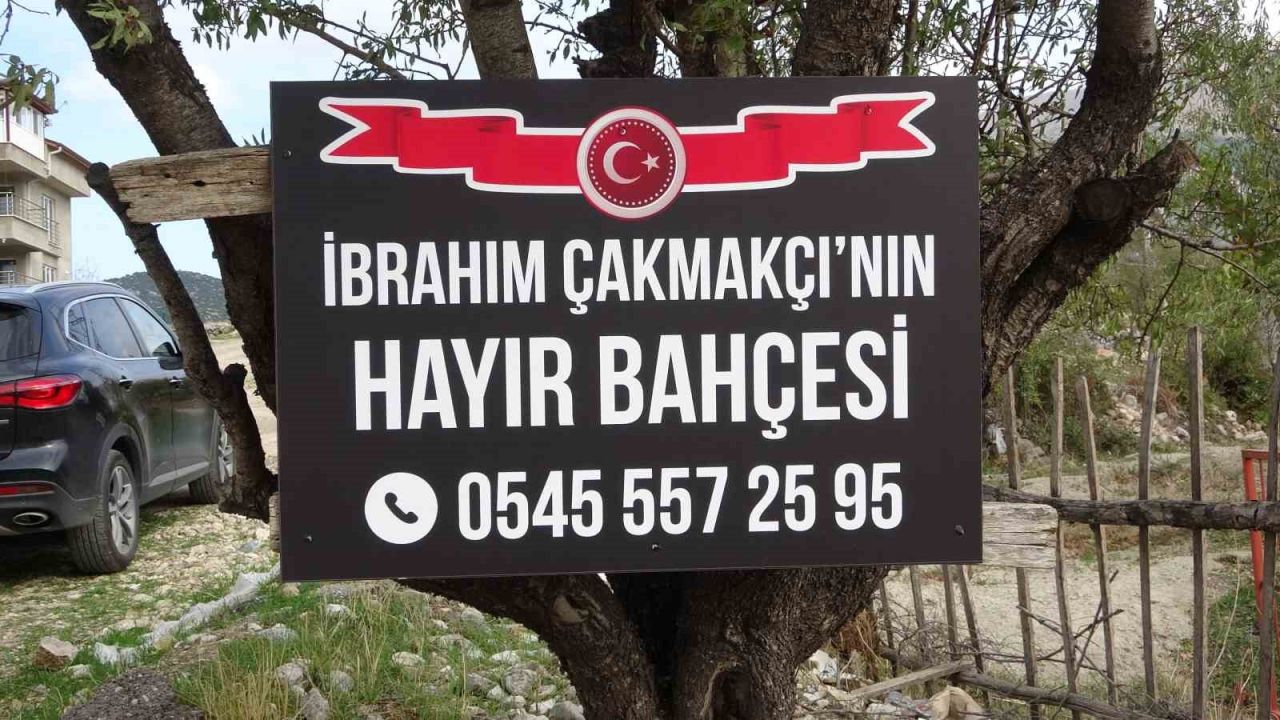 85 yaşındaki İbrahim dede "Hayır Bahçesi"nde yetiştirdiği meyve ve sebzeleri ücretsiz ikram ediyor