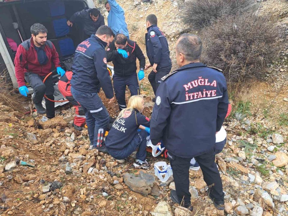 Muğla’da yolcu minibüsü devrildi: 13 yaralı