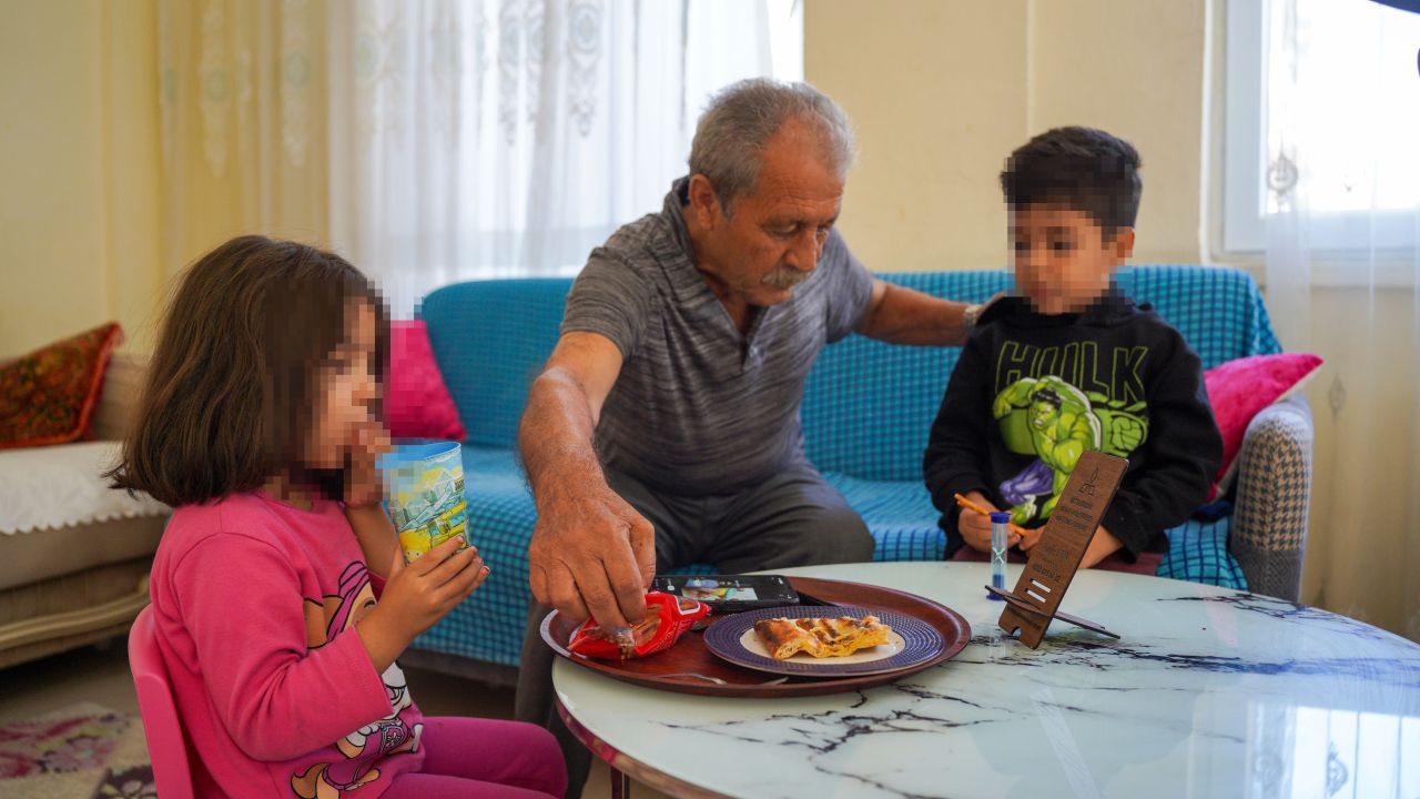 Evden tahliye kararı verilen dede ve 3 torununa yardım eli uzandı