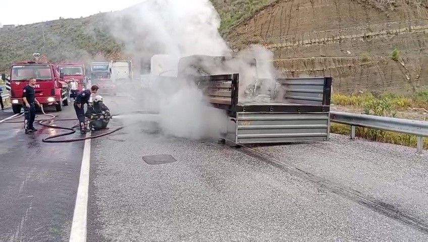 Mermer yüklü tır alevlere teslim oldu