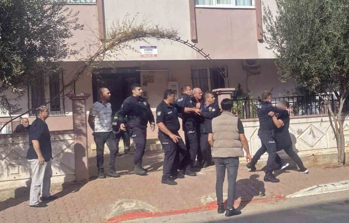 Evi yakmaya çalıştı, eşyaları sokağa fırlattı, çıkışta akraba dayağı yedi