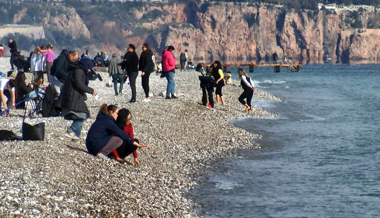 Yılın ilk hafta sonunda güneşlenip denize girdiler