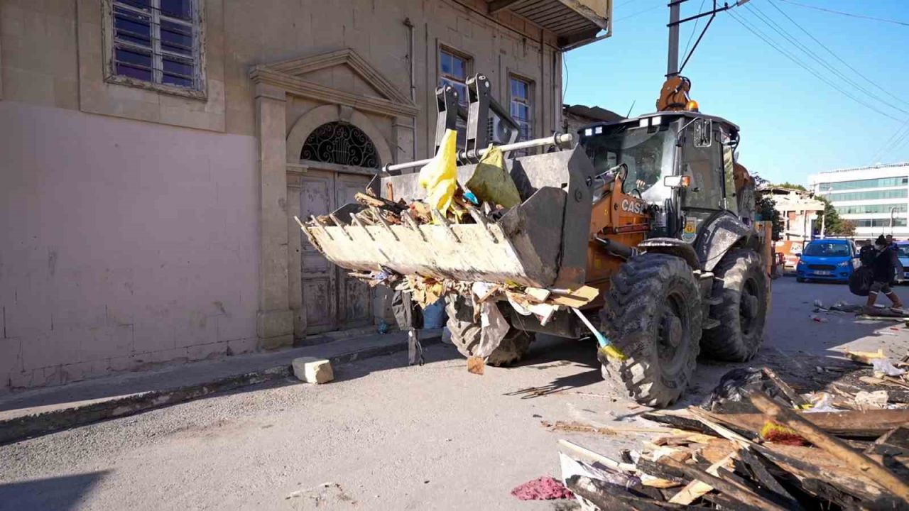 Tarsus’ta kötü koku şikayeti üzerine adrese giden ekipler, evden 28 kamyon atık çıkardı