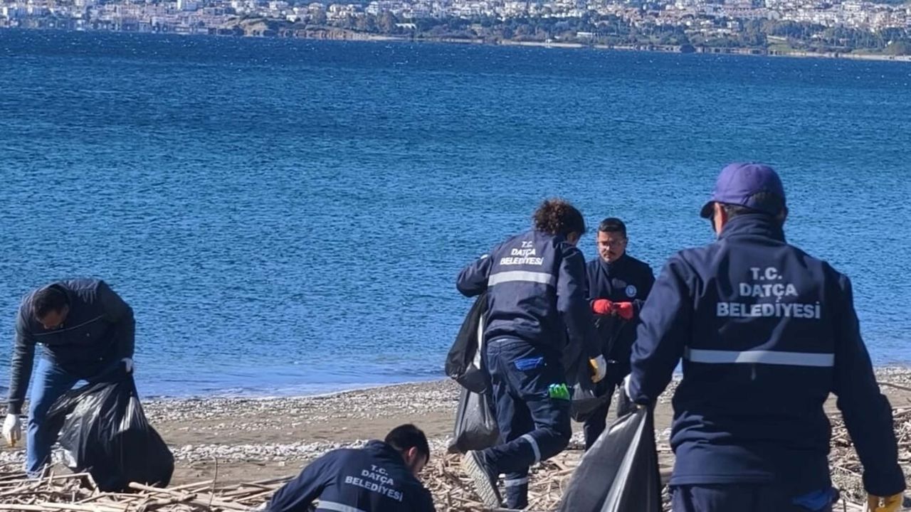 Datça'da sahiller yaza hazırlık için temizlenmeye başladı