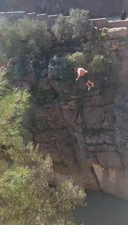 Antalya'da 20 metrelik köprüden atlayan gençler heyecanlandı