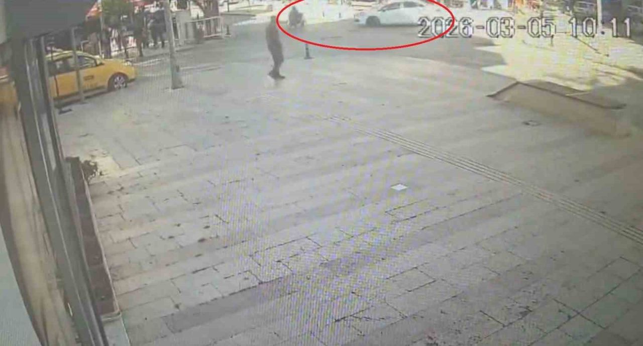 Antalya’da yaya geçidinde engelli aracına otomobilin çarpma anı kamerada