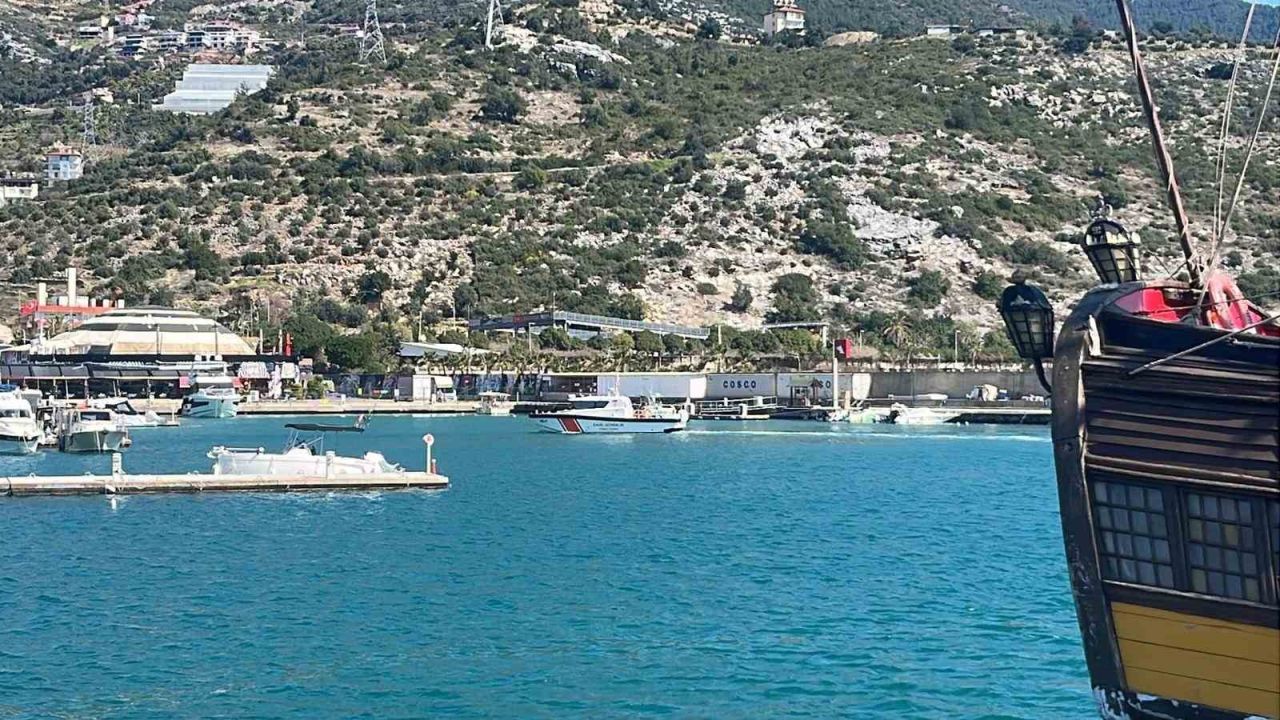Antalya’da balıkçı teknesi battı: 3 kişi son anda denize atlayarak kurtuldu