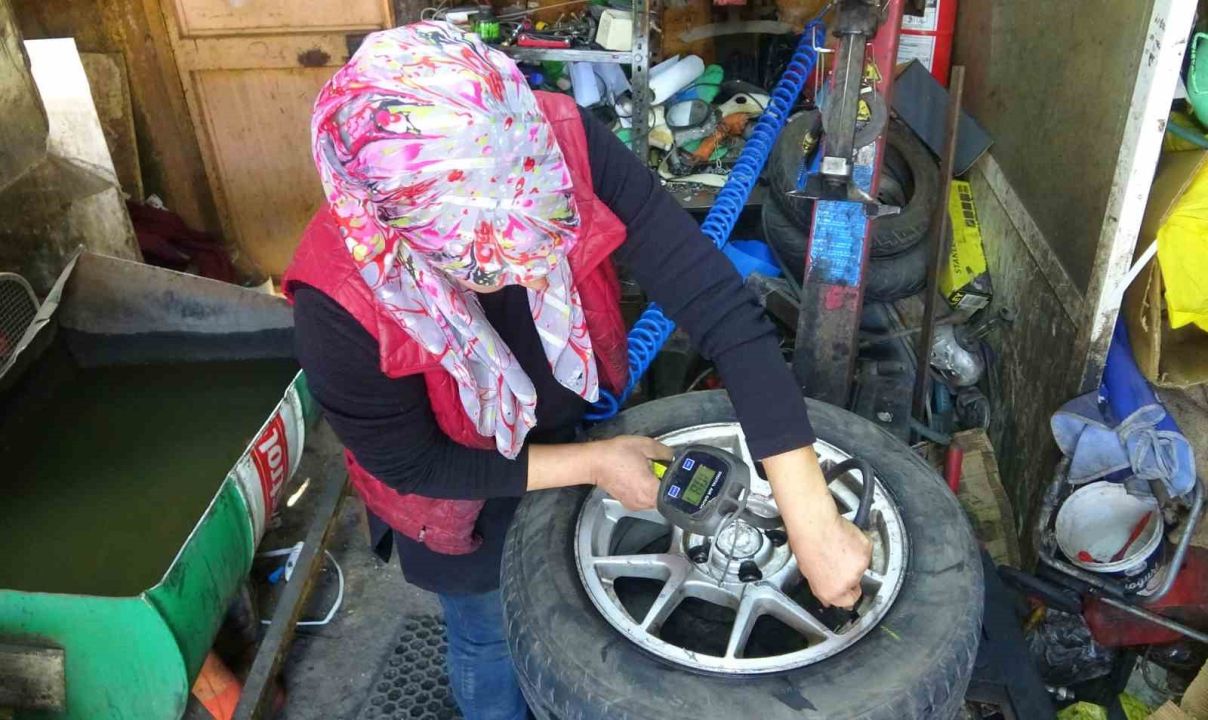 Oto lastik tamirine kadın eli değdi: Elinde krikoyu gören şoförler şaşırıyor