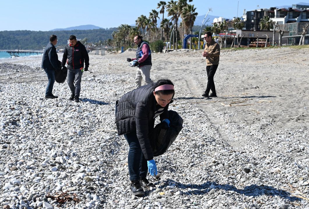 Kemer’de sahil temizliği