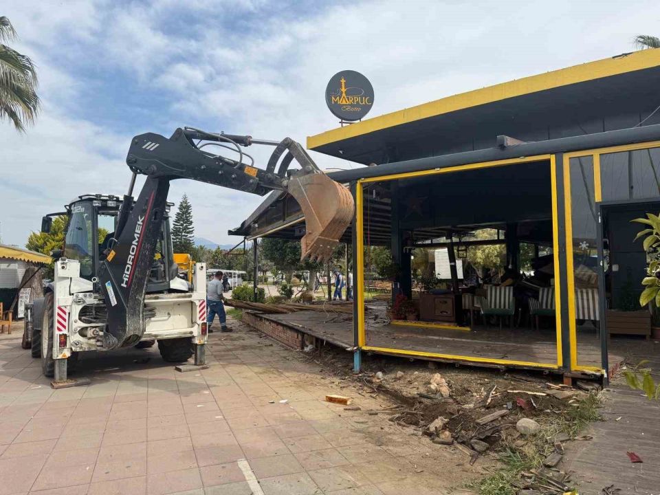 Fethiye’de sahil bandında kaçak yapılar yıkılıyor