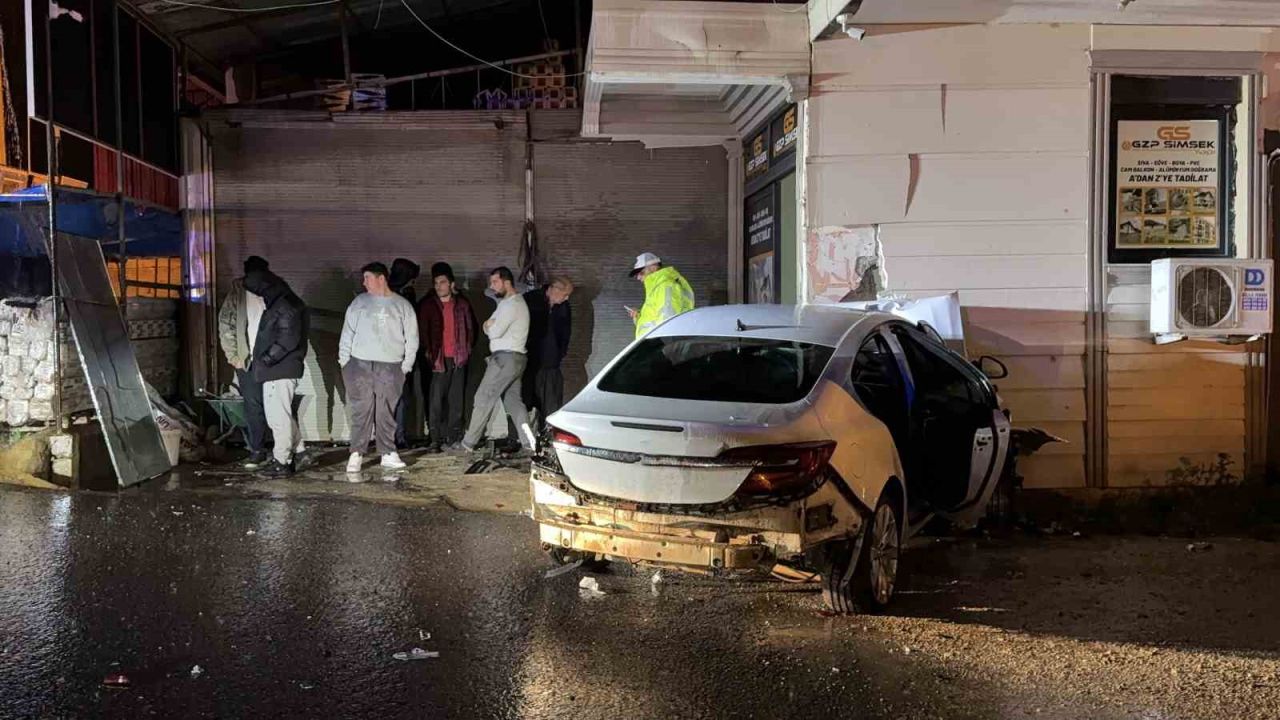 Gazipaşa’da otomobil iş yerine girdi: 3 yaralı
