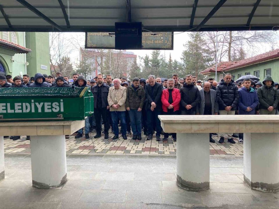 Cinayetle biten kavgada hayatını kaybeden polis memuru son yolculuğuna uğurlandı