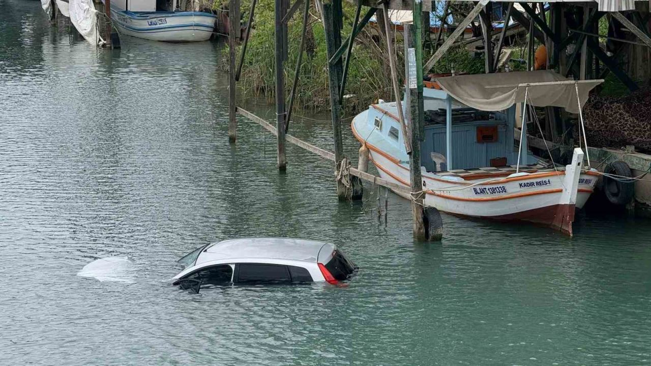Antalya’da kontrolden çıkan otomobil ırmağa uçtu