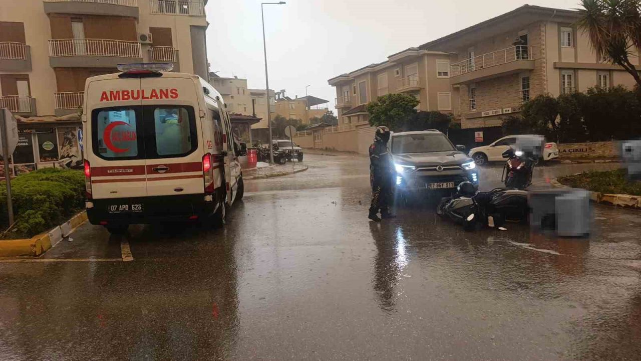 Otomobil ile motosikletin çarpışma anı kamerada: 1 yaralı