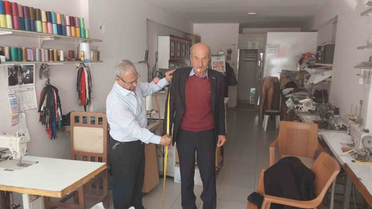 Çırak bulunamayan terzilikte yarım asrı geride bıraktı